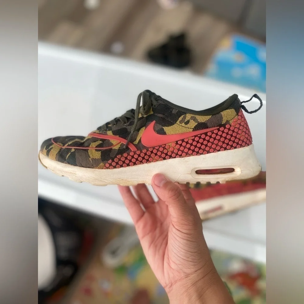 Nike womens Thea Airmax sneakers pink and camo color way size 8.5